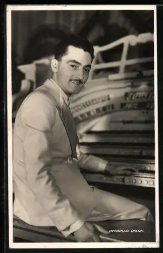 AK Schauspieler Reginald Dixon in die Kamera blickend