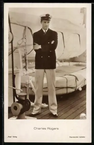 AK Schauspieler Charls Rogers in Uniform auf einem Schiff vor den Rettungsbooten