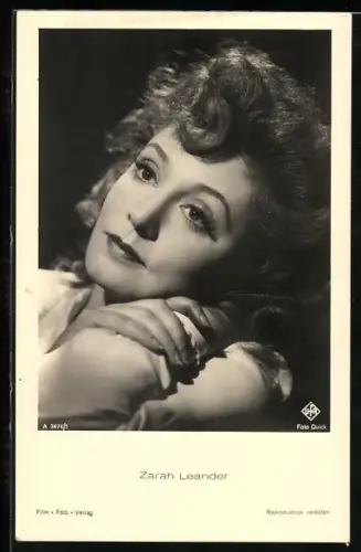 AK Schauspielerin Zarah Leander nachdenklich den Kopf auf den Armen liegend