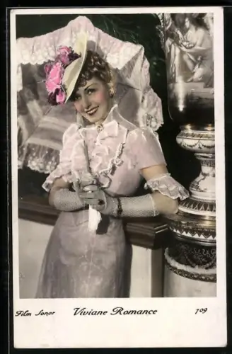 AK Schauspielerin Viviane Romance im Kostüm mit Schirm
