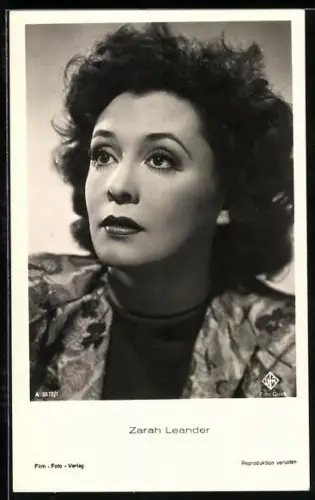 AK Schauspielerin Zarah Leander mit nachdenklichen Blick nach oben blickend