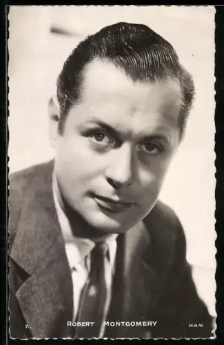 AK Schauspieler Robert Montgomery im Anzug ernst in die Kamera schauend