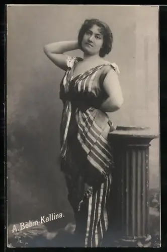 AK Schauspielerin A. Böhm-Kallina neben Säule stehend