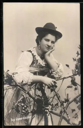 AK Schauspielerin Pepi Kramer-Glöckner als Bauernmädchen am Zaun