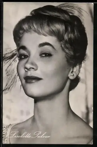 AK Schauspielerin Liselotte Pulver mit selbstbewusstem Blick