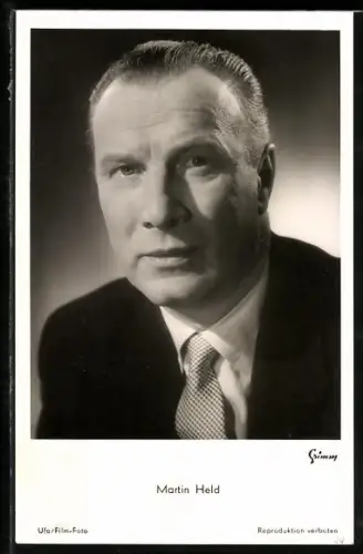 AK Schauspieler Martin Held in Anzug mit karierter Krawatte