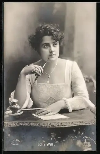 AK Schauspielerin Lotte Witt beim Schreiben eines Briefs