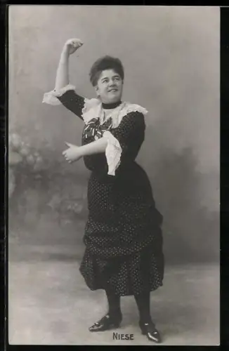 AK Schauspielerin Hansi Niese probt einen Tanzschritt
