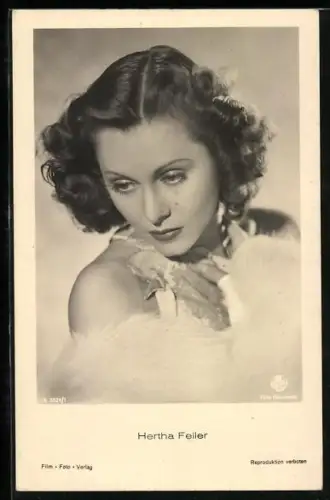 AK Schauspielerin Hertha Feiler mit schickem Abendkleid