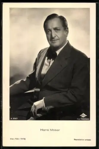 AK Schauspieler Hans Moser, förmlicher Blick, Anzug mit Fliege