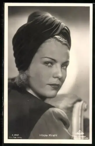 AK Schauspieler Hilde Krahl mit elegant gebundenem Kopftuch