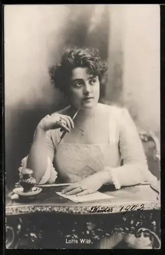 AK Schauspielerin Lotte Witt einen Brief schreibend