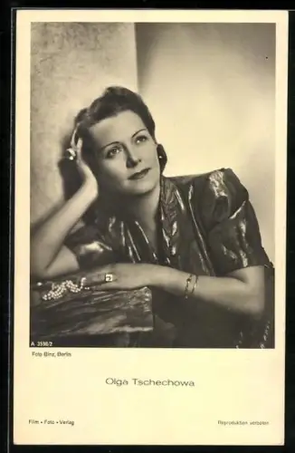 AK Schauspielerin Olga Tschechowa, mit aufgestütztem Kopf und Perlenkette in der Hand