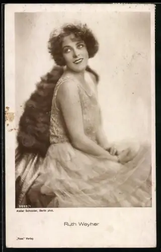 AK Ruth Weyher im Faltenrock, Portrait