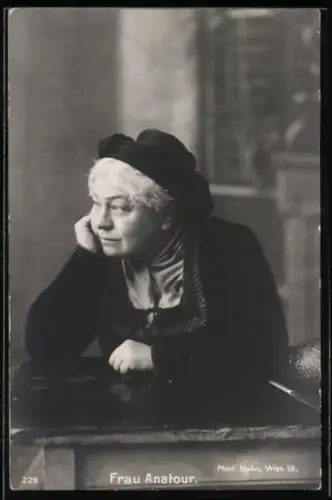 AK Schauspielerin Frau Anatour in nachdenklicher Haltung, Portrait