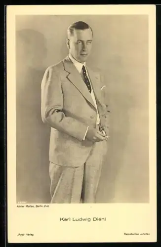 AK Schauspieler Karl Ludwig Diehl raucht eine Zigarette