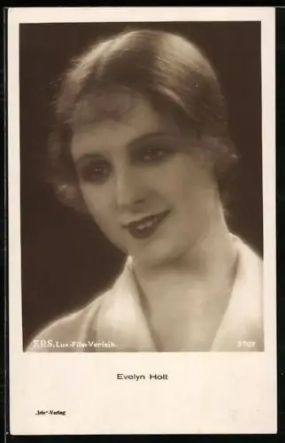 AK Evelyn Holt lächelt, Portrait