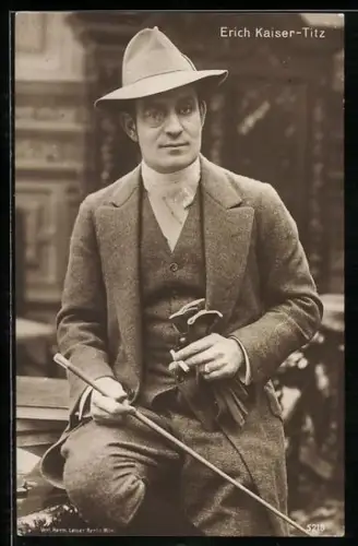 AK Schauspieler Erich Kaiser-Titz mit Zigarette und Spazierstock posierend