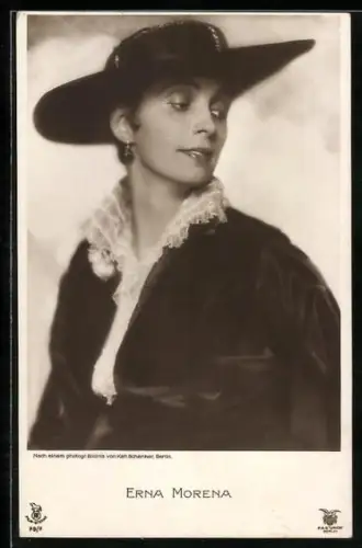 AK Schauspielerin Erna Morena posiert mit schwarzem Hut und Mantel