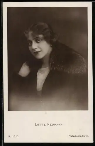 AK Schauspielerin Lotte Neumann in Mantel mit Pelzkragen