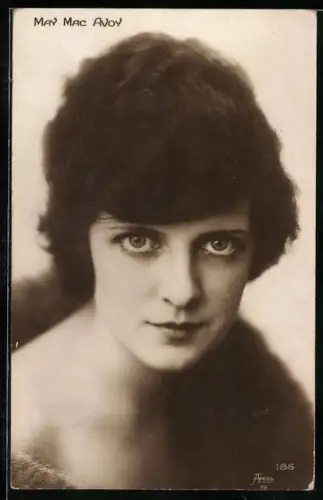 AK Schauspielerin May Mac Avov schaut mit grossen Augen in die Kamera