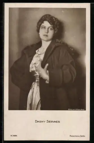 AK Schauspielerin Dagny Servaes im Mantel