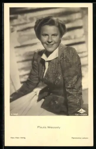 AK Schauspielerin Paula Wessely, sitzend in einem Blazer