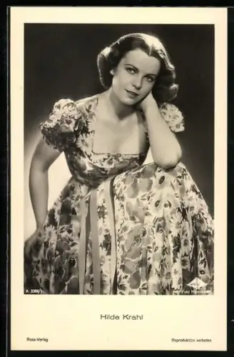 AK Schauspielerin Hilde Krahl im Kleid nachdenklich schauend