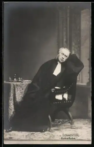 AK Schauspieler Adolf von Sonnenthal auf Stuhl sitzend porträtiert