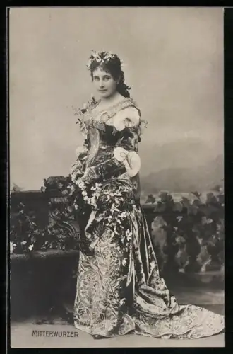 AK Schauspielerin Mitterwurzer auf Balkon stehend