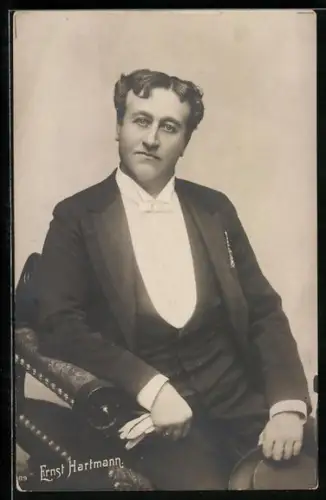 AK Schauspieler Ernst Hartmann im Frack sitzend
