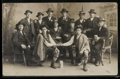 Foto-AK Gruppenfoto mit zwei Männern beim Fingerhakeln