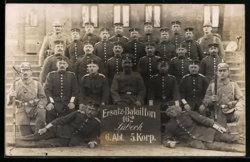 Foto-AK Lübeck, Gruppenfoto von Infanteristen des Ersatz-Bataillons 6. Abt. 5. Korp.