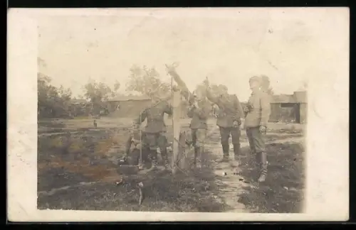 Foto-AK Infanteristen an einem schweren Maschinengewehr zur Luftabwehr