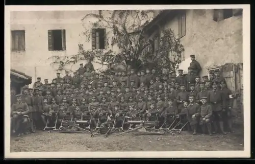 Foto-AK Gruppenfoto von Infanteristen mit mehreren MG 08