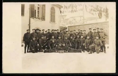 Foto-AK Gruppenfoto von Infanteristen mit mehreren MG 08 im Schnee