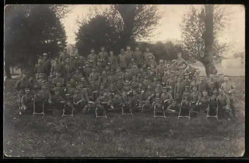 Foto-AK Infanteristen mit mehreren Maschinengewehren bei einem Gruppenfoto