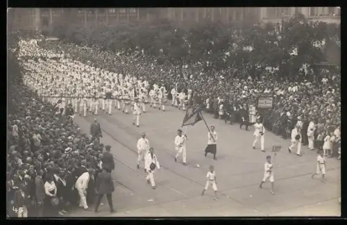 AK Leipzig, 1. Deutsches Arbeiter-Turn und Sportfest 1922, Turner bei einem Strassenumzug