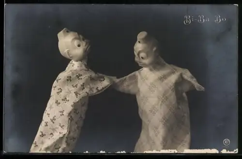 AK Zwei schlecht gelaunte Puppen halten sich an den Händen, Bi-Ba-Bo