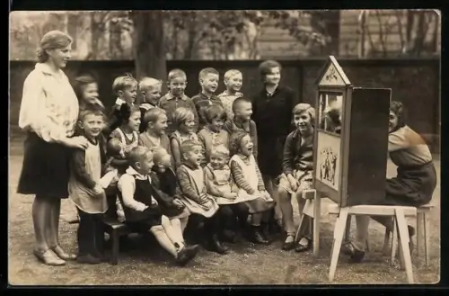 Foto-AK Kinder erfreuen sich an einem Puppentheater