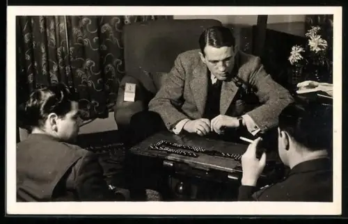 Foto-AK Drei ernste Herren beim Dominospiel