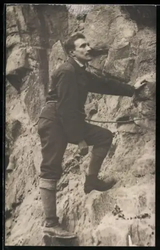 AK Bergsteiger an einer Felswand