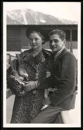 AK Pärchen mit Schlittschuhen