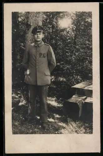 Foto-AK Portrait eines Kriegsgefangenen im Freien