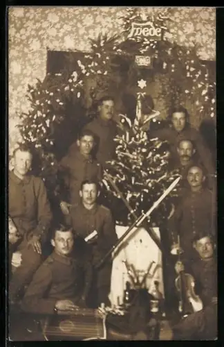 Foto-AK Soldaten mit Gewehren bei einem Weihnachtsbaum