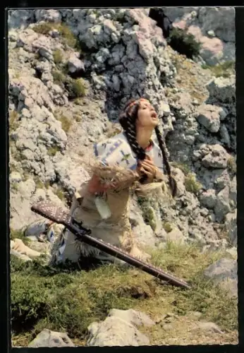 AK Szene aus Winnetou 1 nach Karl May, Marie Versini als Nscho-Tschi nach dem Eintreffen eines tödlichen Schusses