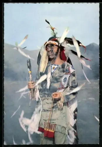 AK Szene aus Winnetou 1 nach Karl May, Chris Howland verkleidet sich als Indianer