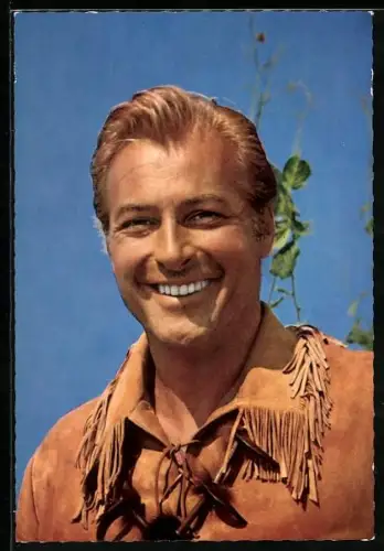AK Film Winnetou, 1. Teil, Lex Barker grinsend in einer Spielszene, Karl May