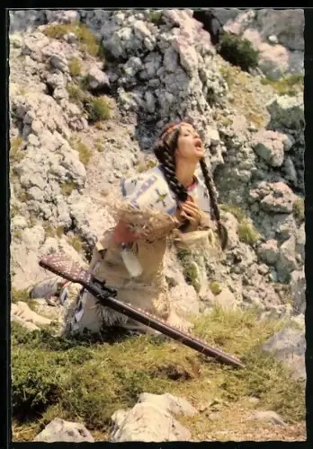 AK Szene aus Winnetou 1 nach Karl May, Marie Versini als Nscho-Tschi nach dem Eintreffen eines tödlichen Schusses