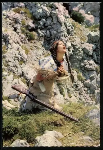 AK Szene aus Winnetou 1 nach Karl May, Marie Versini als Nscho-Tschi nach dem Eintreffen eines tödlichen Schusses